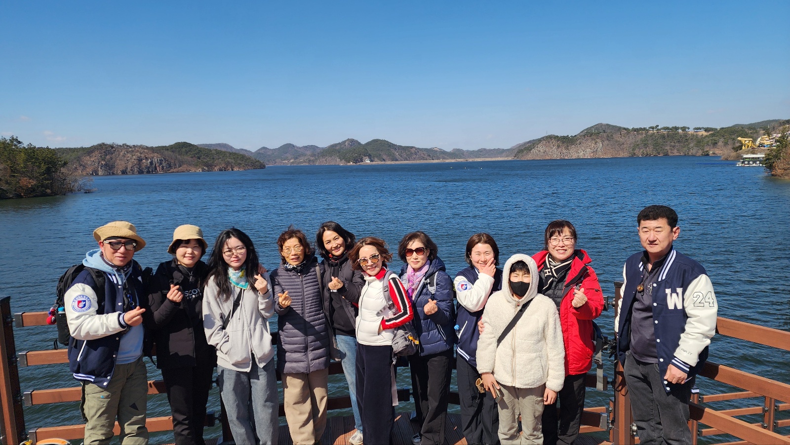 호수 앞에서 단체사진
