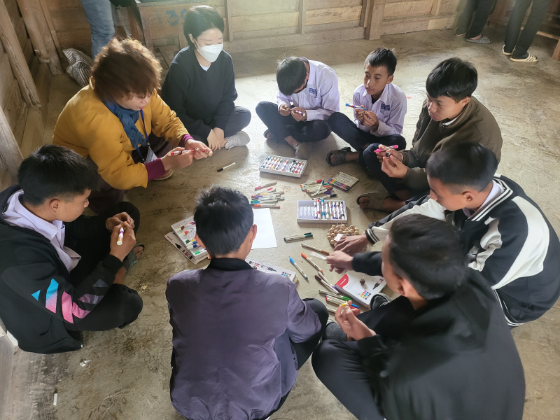 라오스 학생들에게 한국문화 교육 봉사를 진행하는 모습