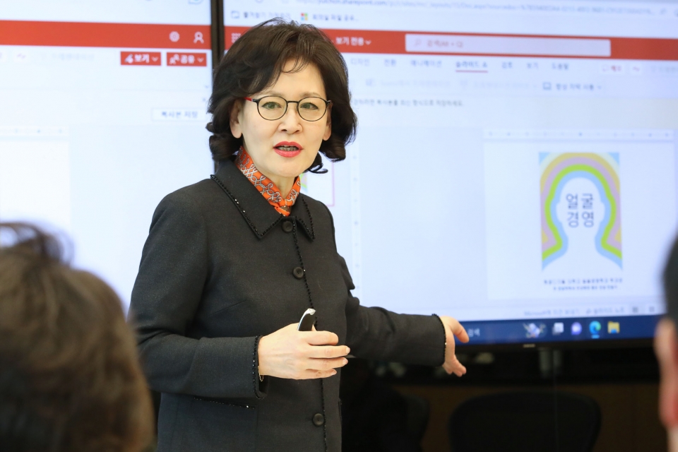 주선희 원광디지털대학교 교수가 16일 서울 강남구 율촌 법무법인에서 열린 W비전포럼 전문가 초청 특강에서 강연하는 모습