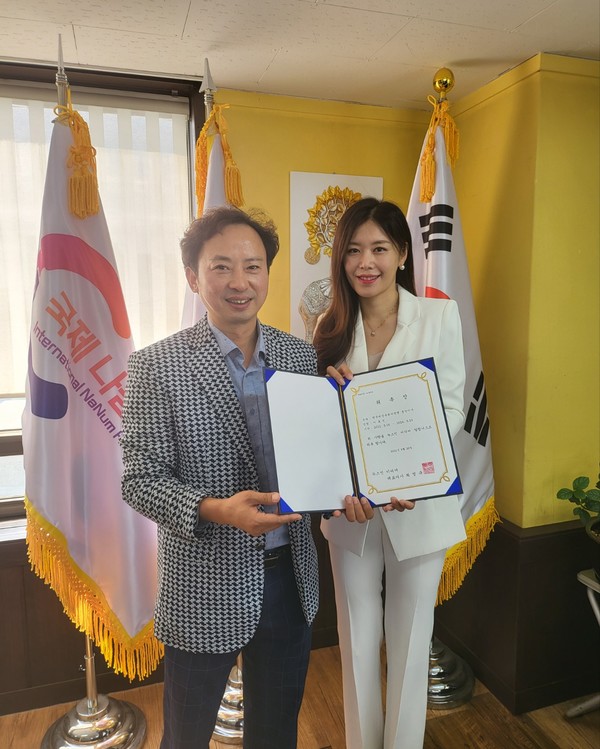 경찰학과 이효진 교수와 뉴스인 미디어 최명규 대표 기념사진