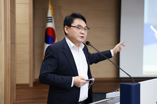 AI학습분석시스템을 설명하는 강남훈 미래교육혁신센터장