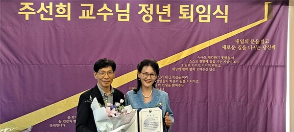 교육부장관 표창을 수여하고 기념 촬영