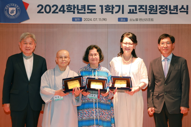 왼쪽부터 원광학원 성시종 이사장, 이경선 교수, 서종순 교수, 주선희 교수, 김윤철 총장