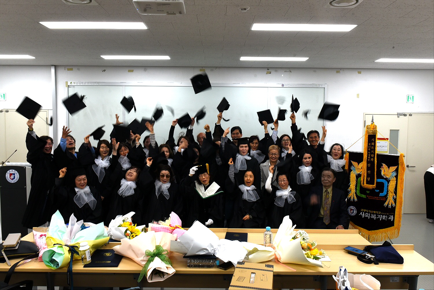 학사모 던지는 사진