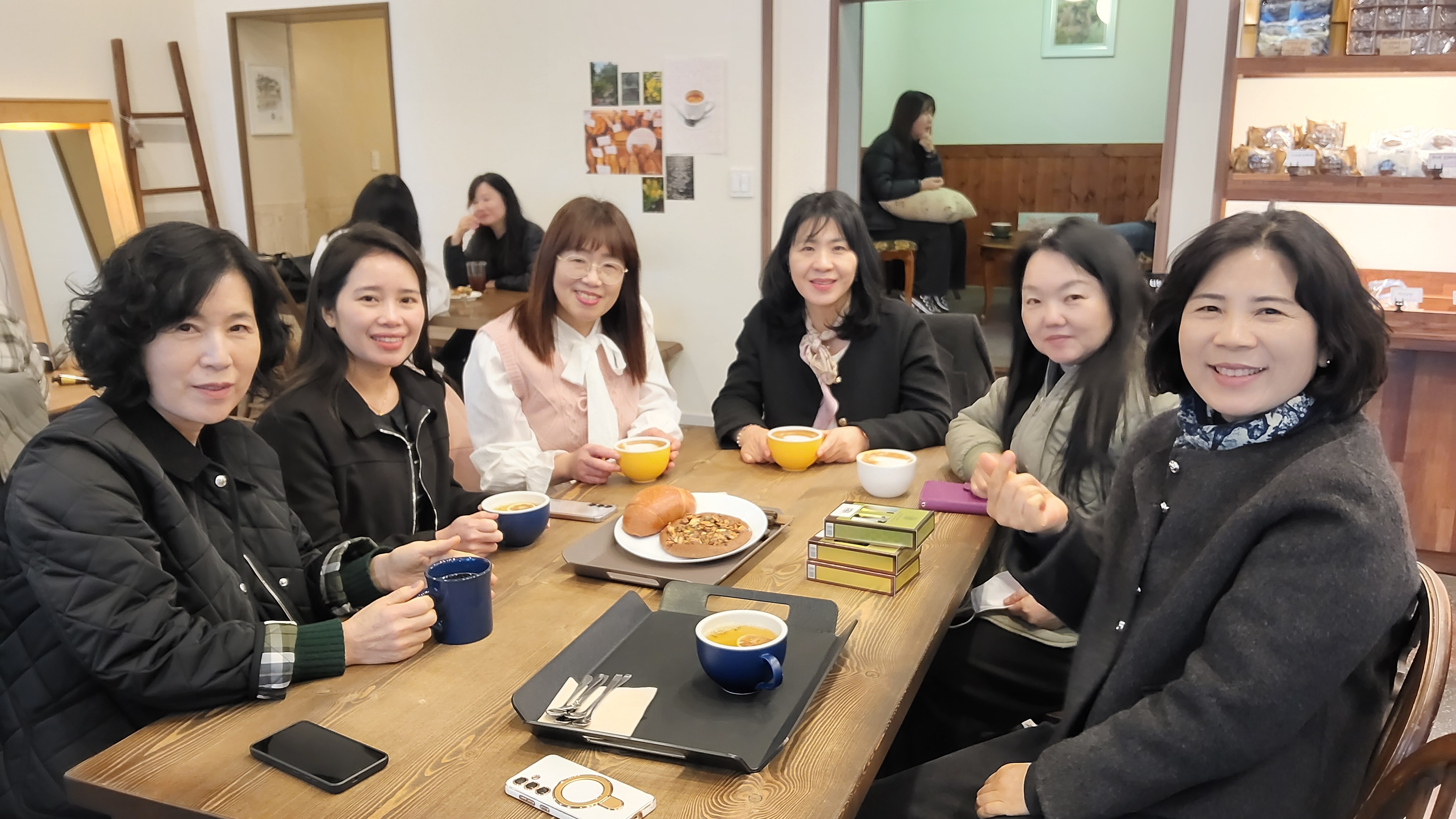 졸업생들과 단체사진