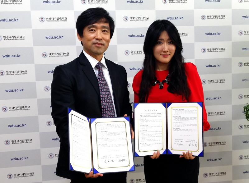 김효철 교수(좌)와 크리스챤쇼보 아시아 신채원 교육이사 사진