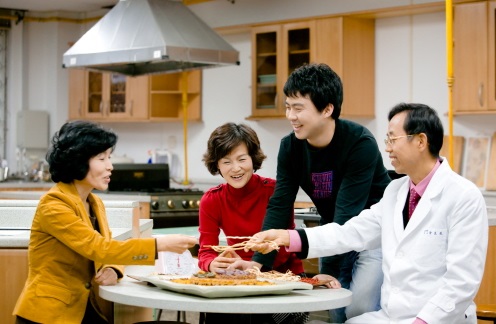 한방건강학과 학생과 교수의 수업 모습