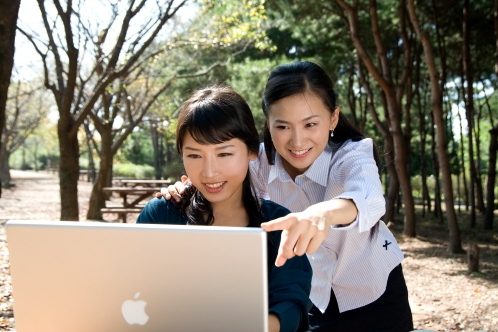 학생들이 노트북을 보며 이야기를 나누는 모습