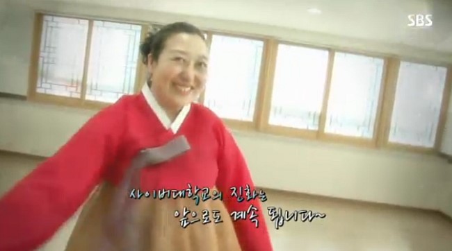 한복을 입고 좋아하는 학생 모습