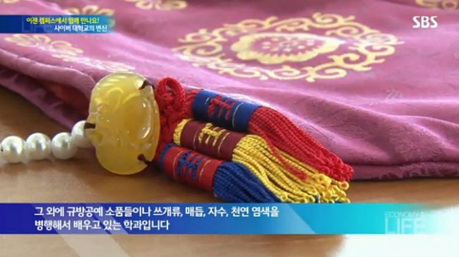 학과 설명하는 학생