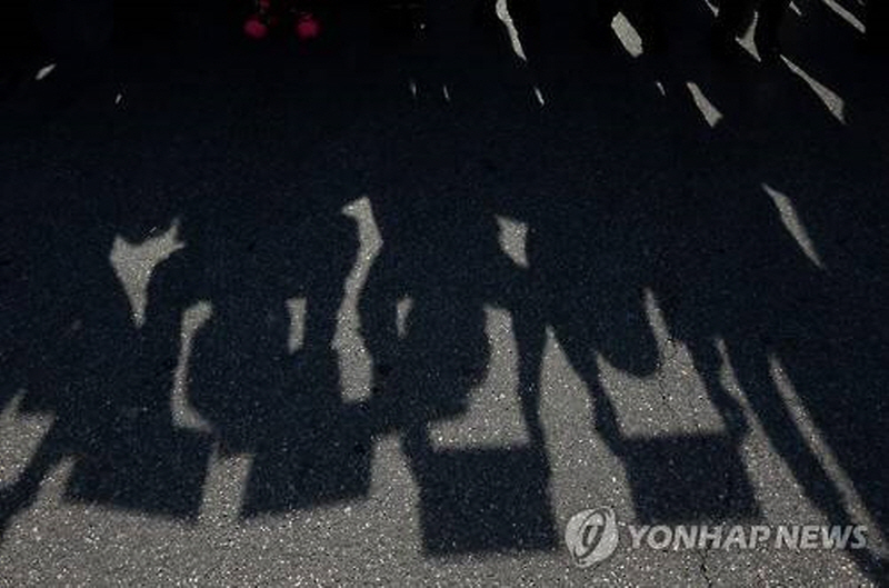 팜플렛들고있는 학생들의 그림자