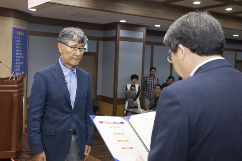 위촉장 수여받는 이시형 박사