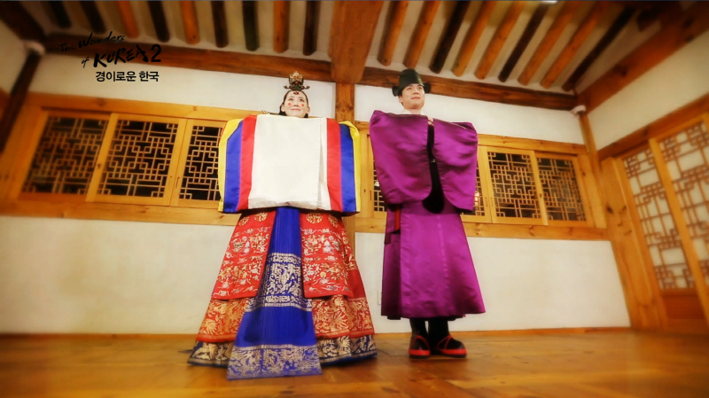 전통혼례복을 입은 두 남녀