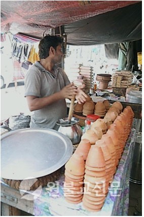 인도 캘커타 거리에서 테라코타 잔을 쌓아두고 차이를 만드는 모습