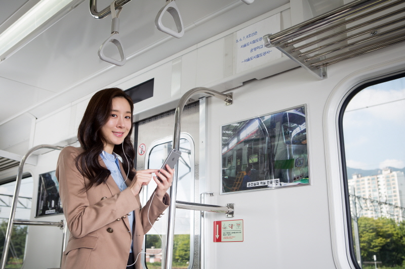 지하철에서 스마트폰으로 강의듣는 모습