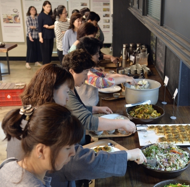 음식을 데코하는 모습