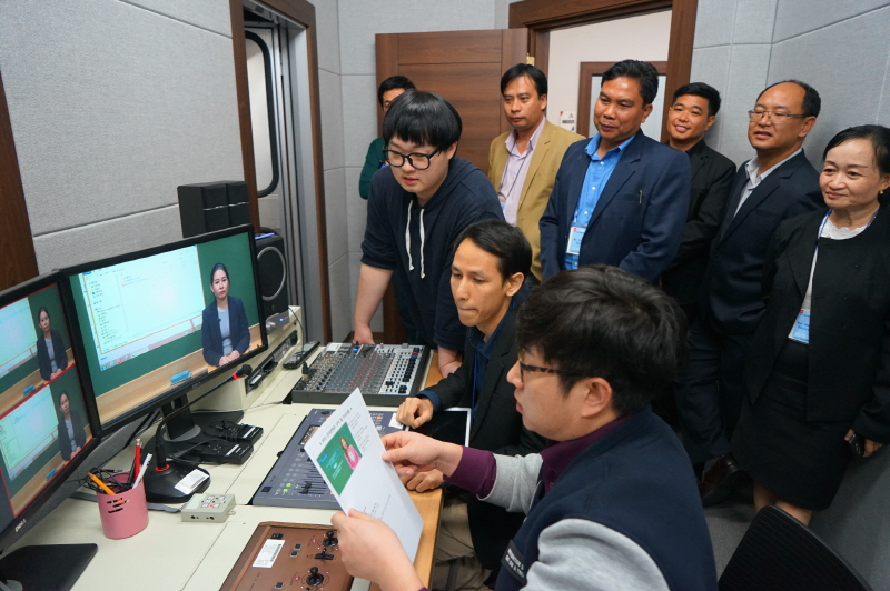 영상촬영법에대한 설명을 듣고있는 모습