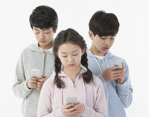스마트폰을 보고있는 학생들