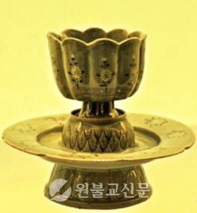 고려 13세기 초 청자상감 모란무늬 잔