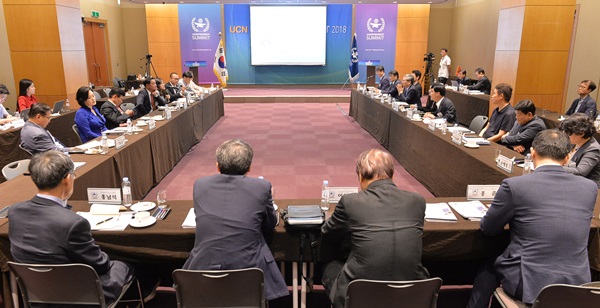 한 자리에 앉아있는 모습