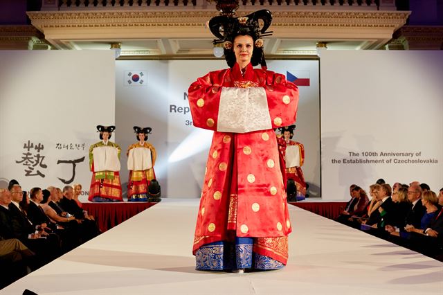 한국복식과학학과 김혜순교수 한복패션쇼