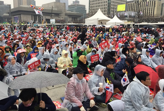 촛불집회하는 모습