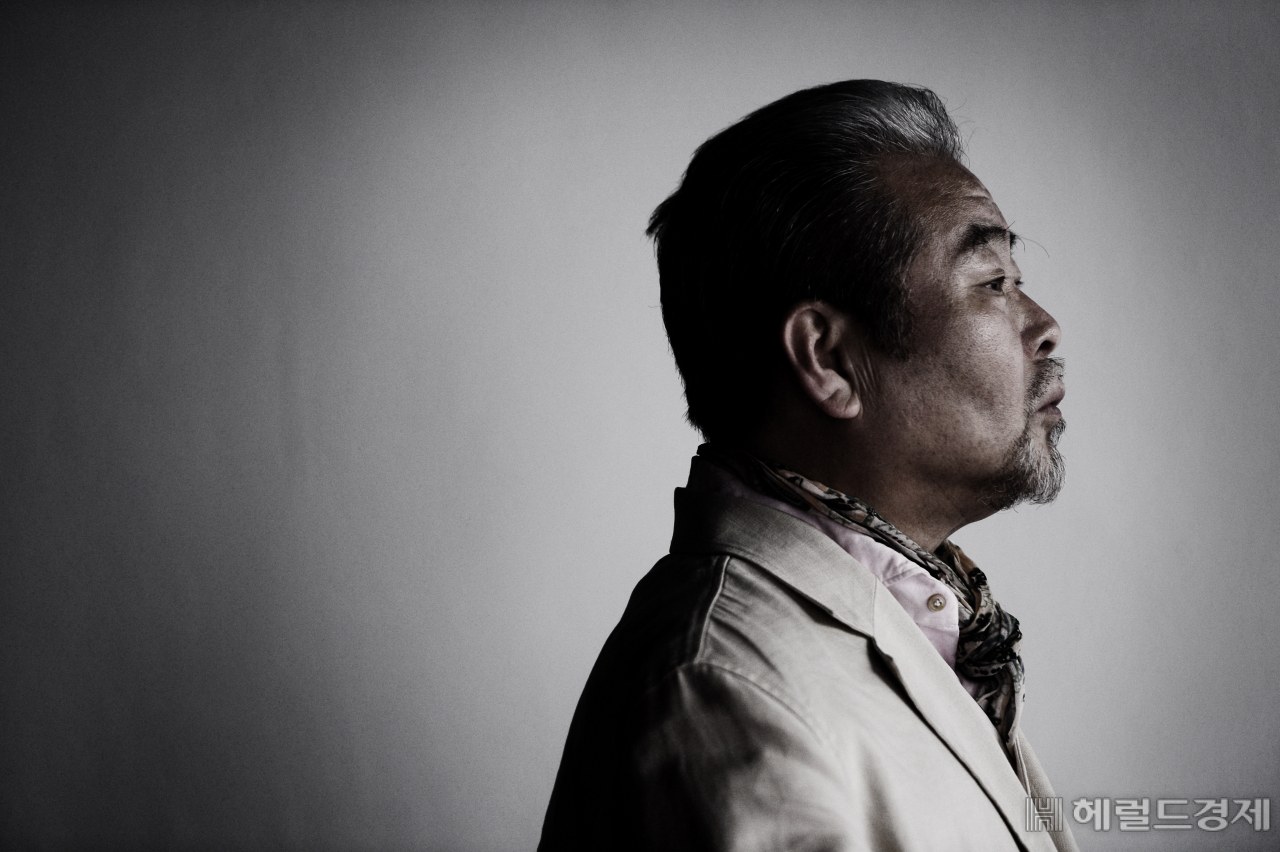 김덕수의 일생을 그린 음악극 '김덕수전傳'을 앞 둔 사물놀이 창시자 명인 김덕수(68)가 과거를 회상하면서 독백하는 장면을 연기하고 있다. 