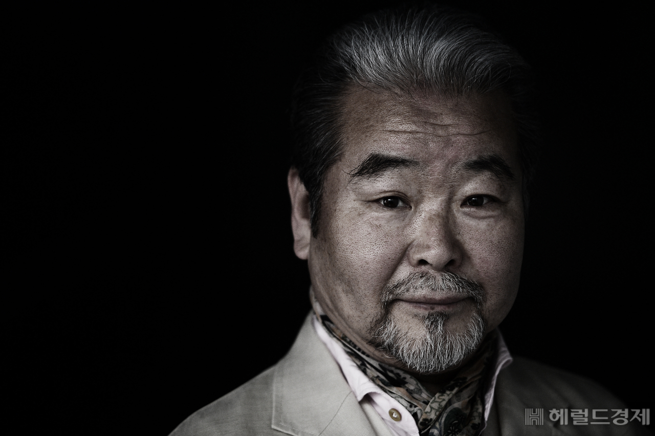 일흔을 앞둔 나이에도 김덕수의 눈은 청년처럼 빛이 났다. 그는 “무대는 평생 도전”이라며 “예인이기에 예술적 표현에는 부담을 느낀다. 영원한 예인으로 살겠다”고 말했다.