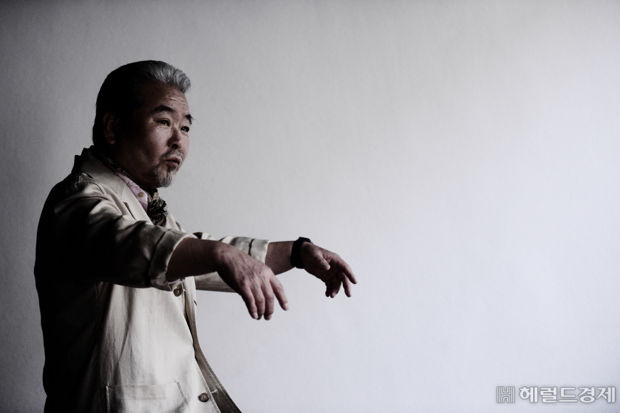 다섯 살에 광대의 삶을 시작한 명인 김덕수는 1978년 “우리 민족의 풀뿌리”인 사물놀이를 창시했다. 그는 “사물놀이는 혁명적 발상이었다”며 “우리 전통을 창조적으로 계승한 것”이라고 말했다.