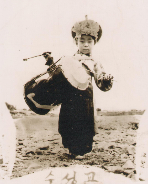 ‘장구신동’으로 이름을 날리던 6살 시절의 김 명인.