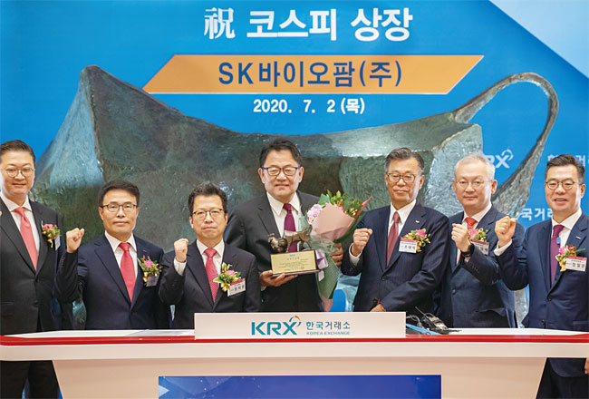 7월 2일 오전 한국거래소에서 열린 SK바이오팜 코스피 신규 상장 기념식에서 조정우 SK바이오팜 사장(왼쪽에서 네 번째)과 내빈들이 기념촬영을 하고 있다. 사진 연합뉴스