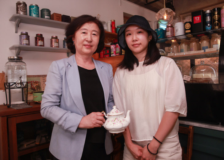 양경옥 뚝방길 홍차교실 원장(왼쪽), 장주연 뚝방길 홍차가게 대표. (사진=이철준 기자)