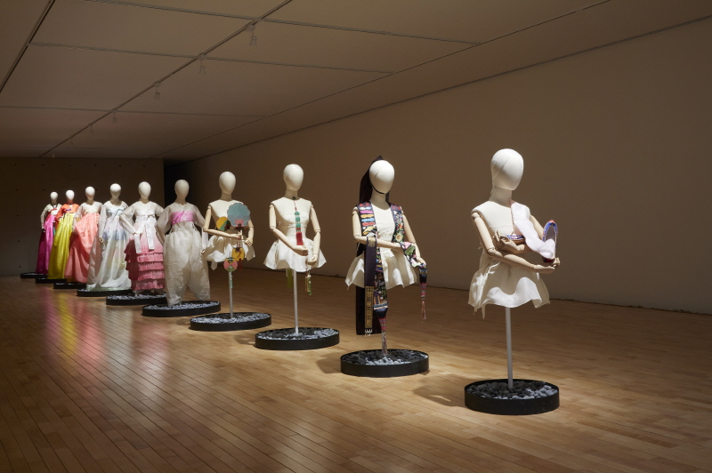 마네킹에 전시된 한복들