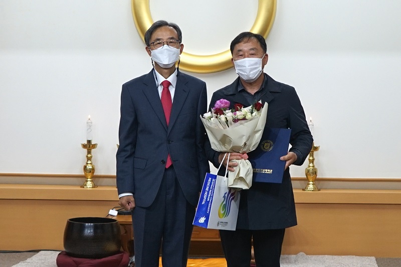 양진성 교수 교육부장관 표창 수상 모습