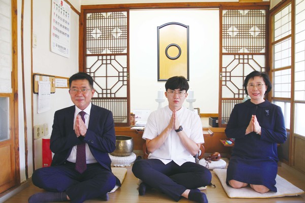 사진 왼쪽부터 김대기 교도, 김종덕 예비교무, 이정수 교도