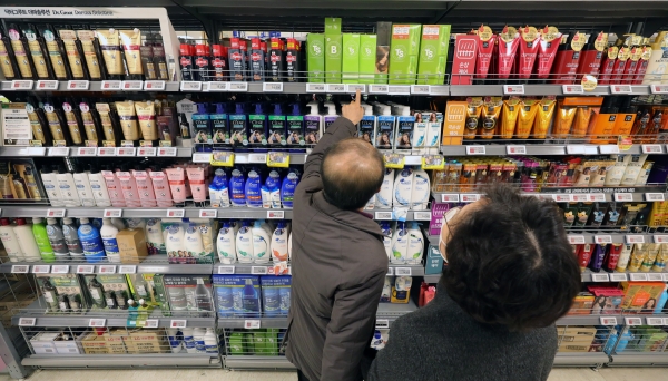 서울시내 한 대형마트에서 시민이 샴푸를 고르는 모습