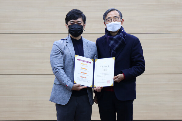 한방미용예술학과 김효철 교수(좌) 원광디지털대학교 총장 김규열(우