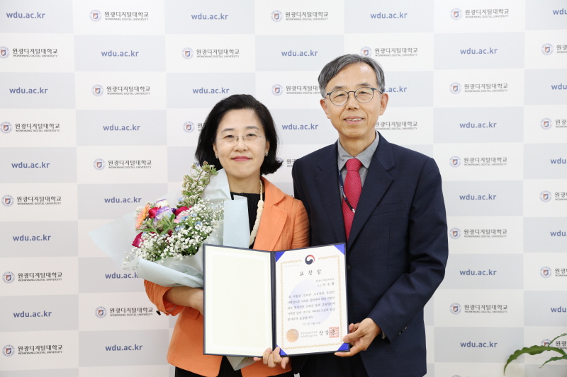 [(좌)한국복식과학학과 지수현 교수, (우)김규열 총장]