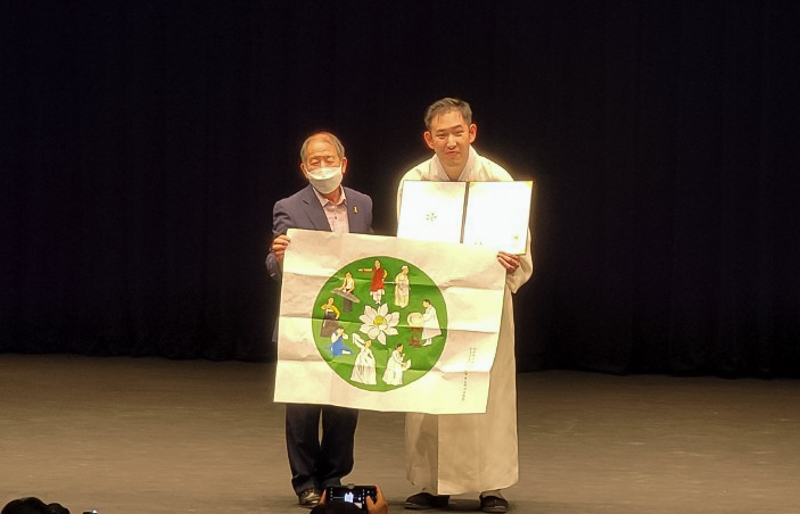 기념사진을 찍고있는 장성빈 동문